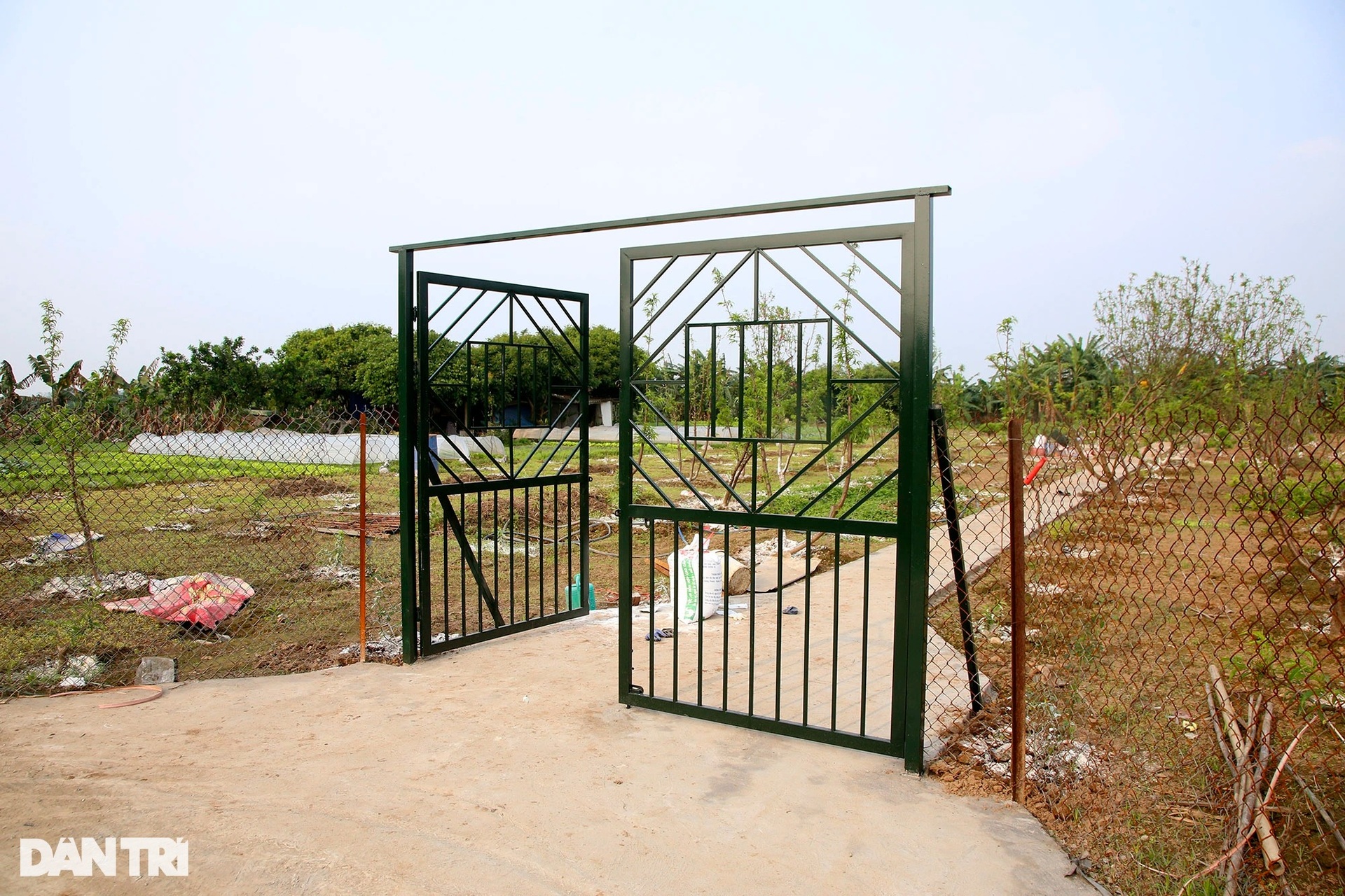 Bãi giữa sông Hồng bị chia cắt, dựng cổng sắt, quây lưới thép xí phần - 4 Bãi giữa sông Hồng bị chia cắt, dựng cổng sắt, quây lưới thép xí phần - 4