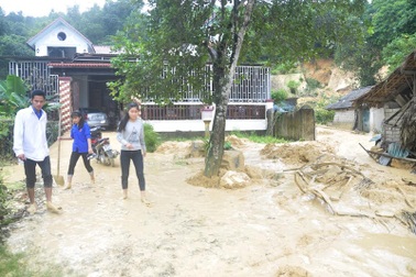 Giải cứu một gia đình mắc kẹt trong khối bùn đất từ trên núi ập xuống