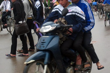 Vi vu xe máy tới trường