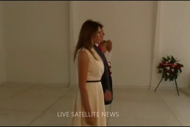 Tổng thống Trump đặt vòng hoa tưởng niệm tại Trân Châu Cảng