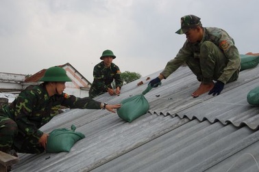 Chằng mái nhà chống bão, một người bị điện giật chết