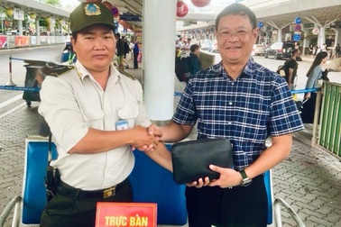 Nhân viên sân bay trả lại túi xách chứa gần 300 triệu đồng cho khách
