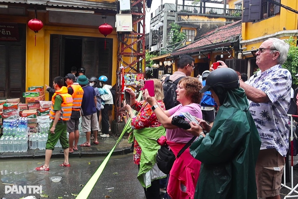 Nước lũ dâng cao ở Hội An, người dân mệt mỏi, du khách lội nước chụp ảnh - 2