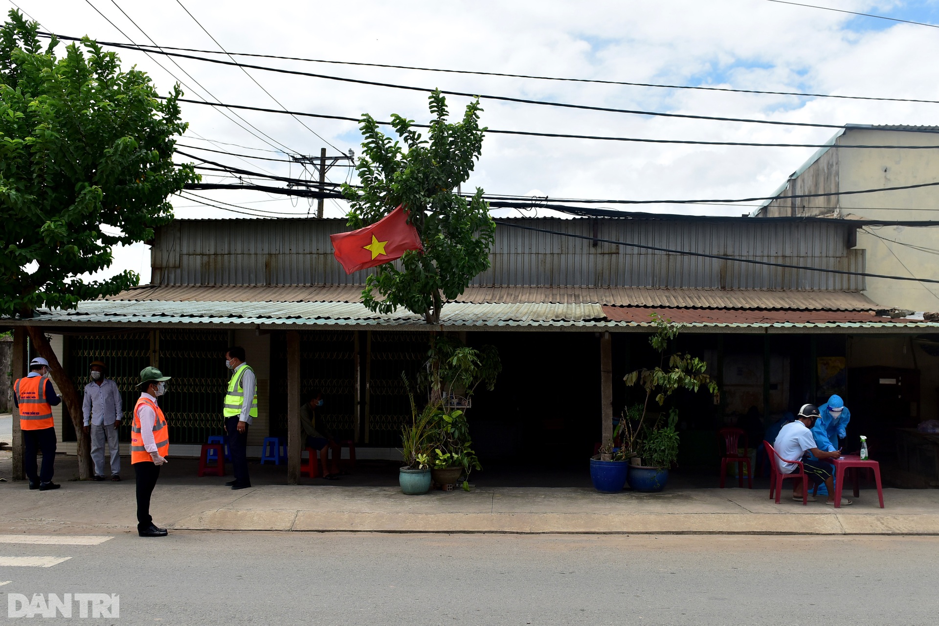Bị test nhanh trên đường đi mua gạo, một người TPHCM dương tính SAR-CoV-2 - 2