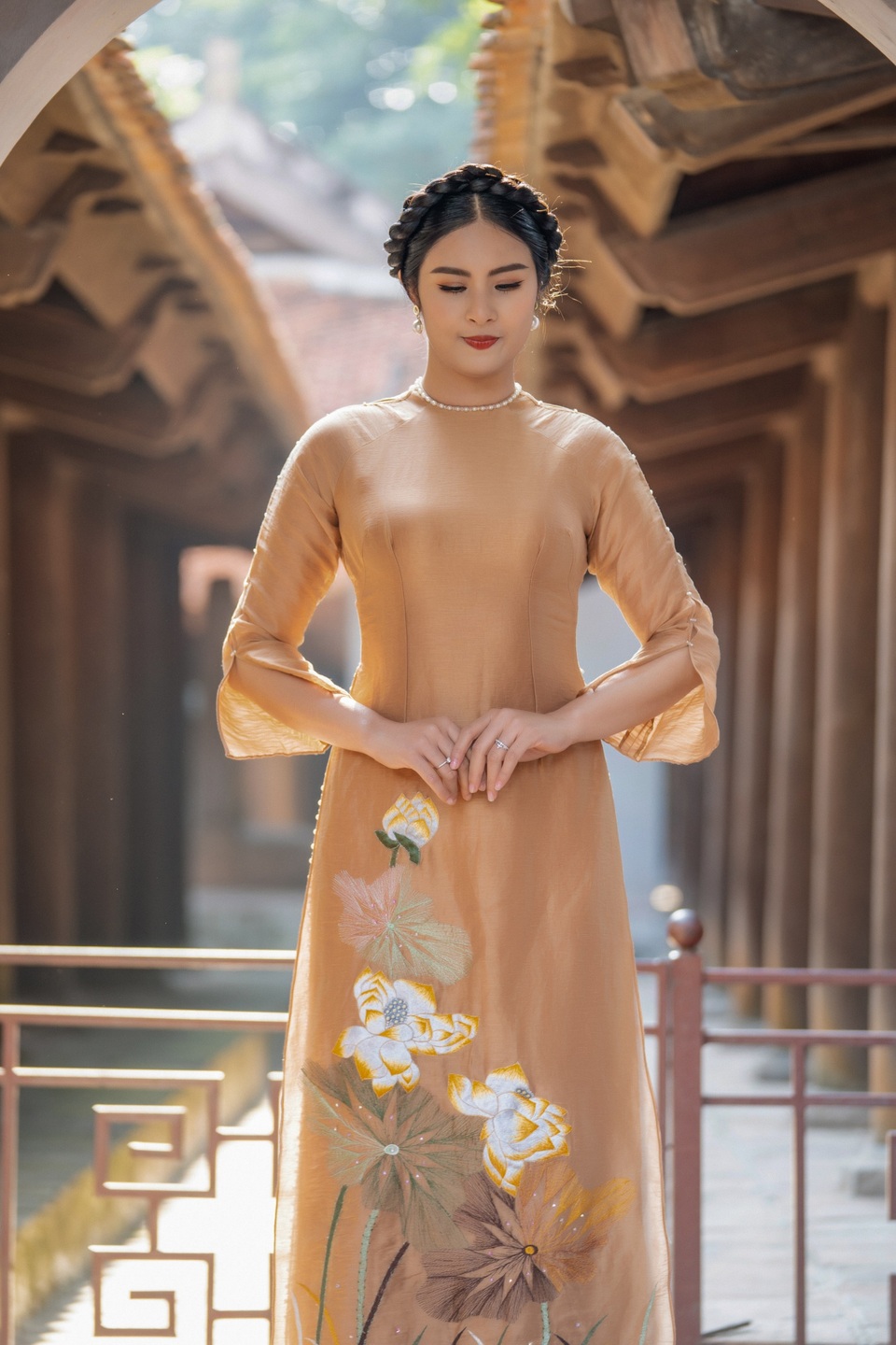 Hoa hậu Ngọc Hân mặc áo dài, dạo Văn Miếu ngày đầu năm - 10 Hoa hậu Ngọc Hân mặc áo dài, dạo Văn Miếu ngày đầu năm - 10