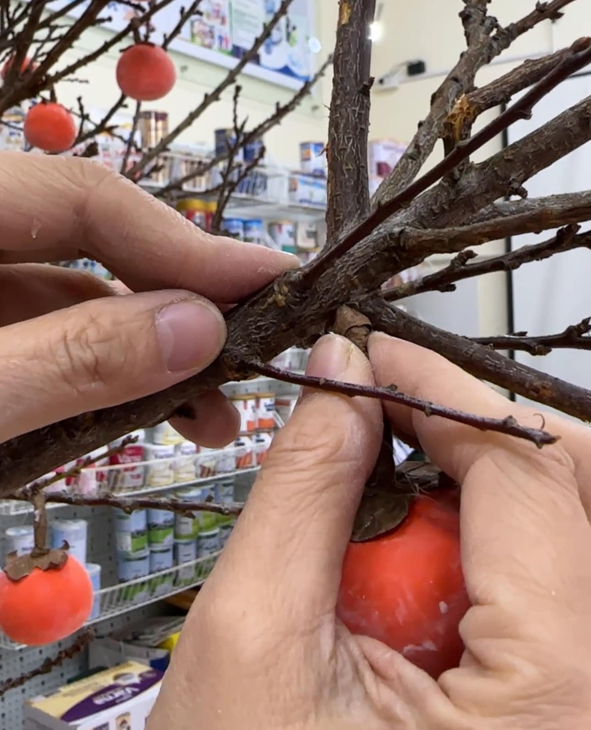 Mẹ đảm ở Hà Nội gợi ý cách làm cành hồng trang trí Tết - 9 Mẹ đảm ở Hà Nội gợi ý cách làm cành hồng trang trí Tết - 9