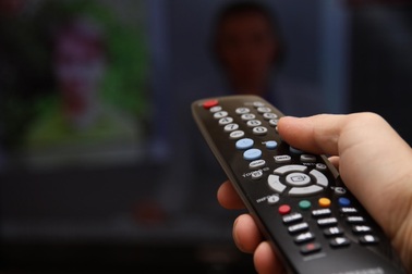 Mẹo giúp sử dụng điều khiển TV, điều khiển điều hòa chỉ với một cục pin