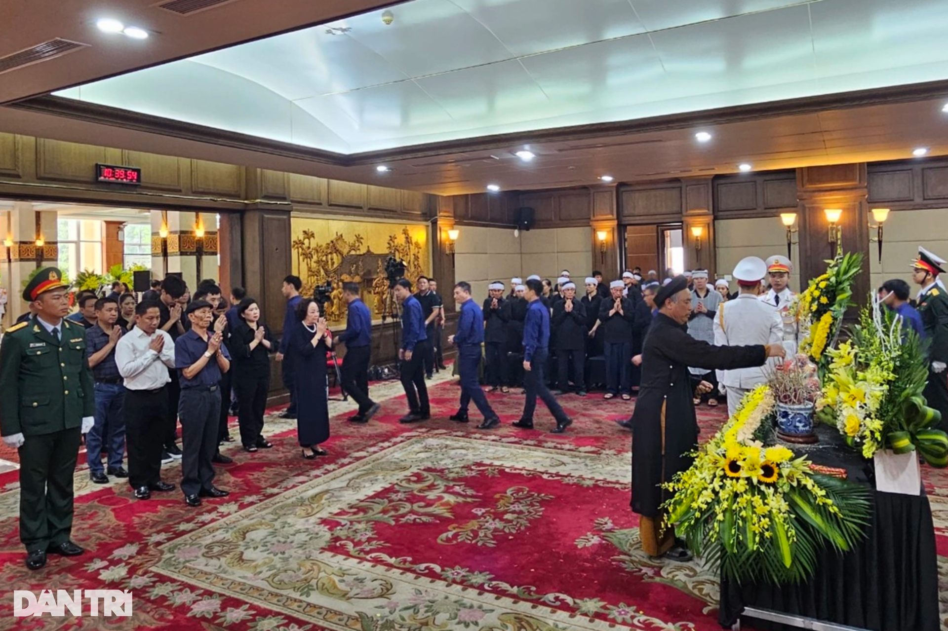 Nhiều đoàn người nối nhau chờ vào viếng Phó Thủ tướng Lê Văn Thành - 7 Nhiều đoàn người nối nhau chờ vào viếng Phó Thủ tướng Lê Văn Thành - 7