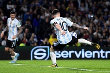 Vượt qua sức ép khủng khiếp, Messi ghi bàn giúp Argentina thắng đậm