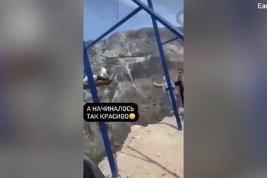 Khoảnh khắc đứt xích đu, hai du khách rơi xuống vách núi cao gần 2.000 m