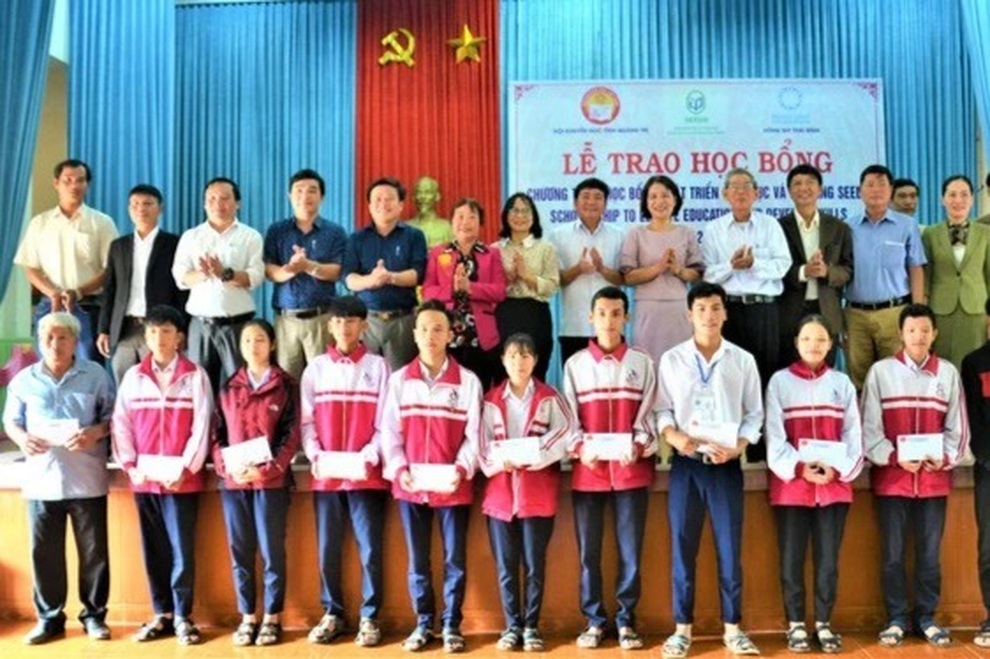 Nhiều học sinh nghèo, vượt khó được thụ hưởng học bổng hơn 2,1 tỷ đồng - 1 Nhiều học sinh nghèo, vượt khó được thụ hưởng học bổng hơn 2,1 tỷ đồng - 1