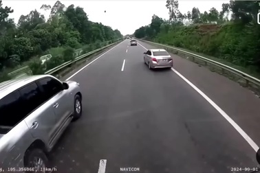 Xe SUV vượt ẩu trên cao tốc còn cố tình "trả đũa" xe khác