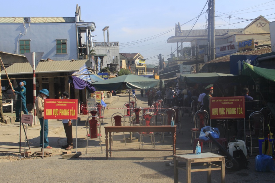 Hàng trăm người dân vùng cách ly phấn khởi ngày dỡ bỏ phong tỏa - 1 Hàng trăm người dân vùng cách ly phấn khởi ngày dỡ bỏ phong tỏa - 1