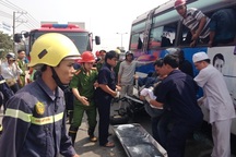 Tiếng kêu cứu thảm thiết trong chiếc xe khách bẹp dúm