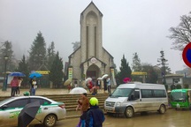 Sapa chìm trong rét buốt những ngày cuối năm, khách du lịch đổ lên ngày một đông