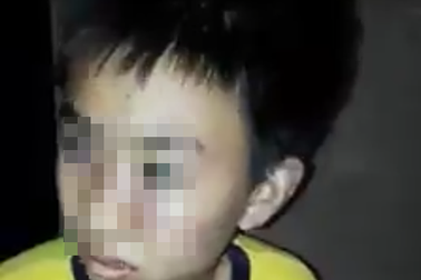 Bé trai bị bố đánh thâm tím, bỏ nhà đi lang thang