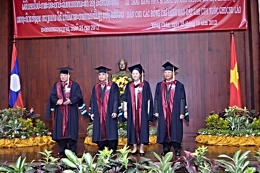 Trao bằng Tiến sĩ danh dự cho lãnh đạo cấp cao Lào