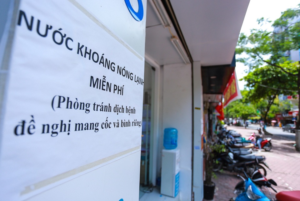 Những bình trà đá, nước mát miễn phí giữa nắng nóng thiêu đốt tại Hà Nội - 1 Những bình trà đá, nước mát miễn phí giữa nắng nóng thiêu đốt tại Hà Nội - 1