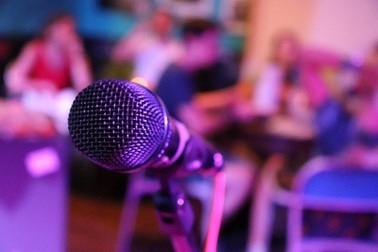 Hát karaoke ở khu dân cư: Sự tra tấn khủng khiếp bằng âm thanh