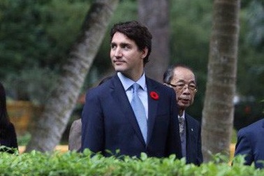 Thủ tướng Canada thăm Nhà sàn Bác Hồ và cho cá ăn