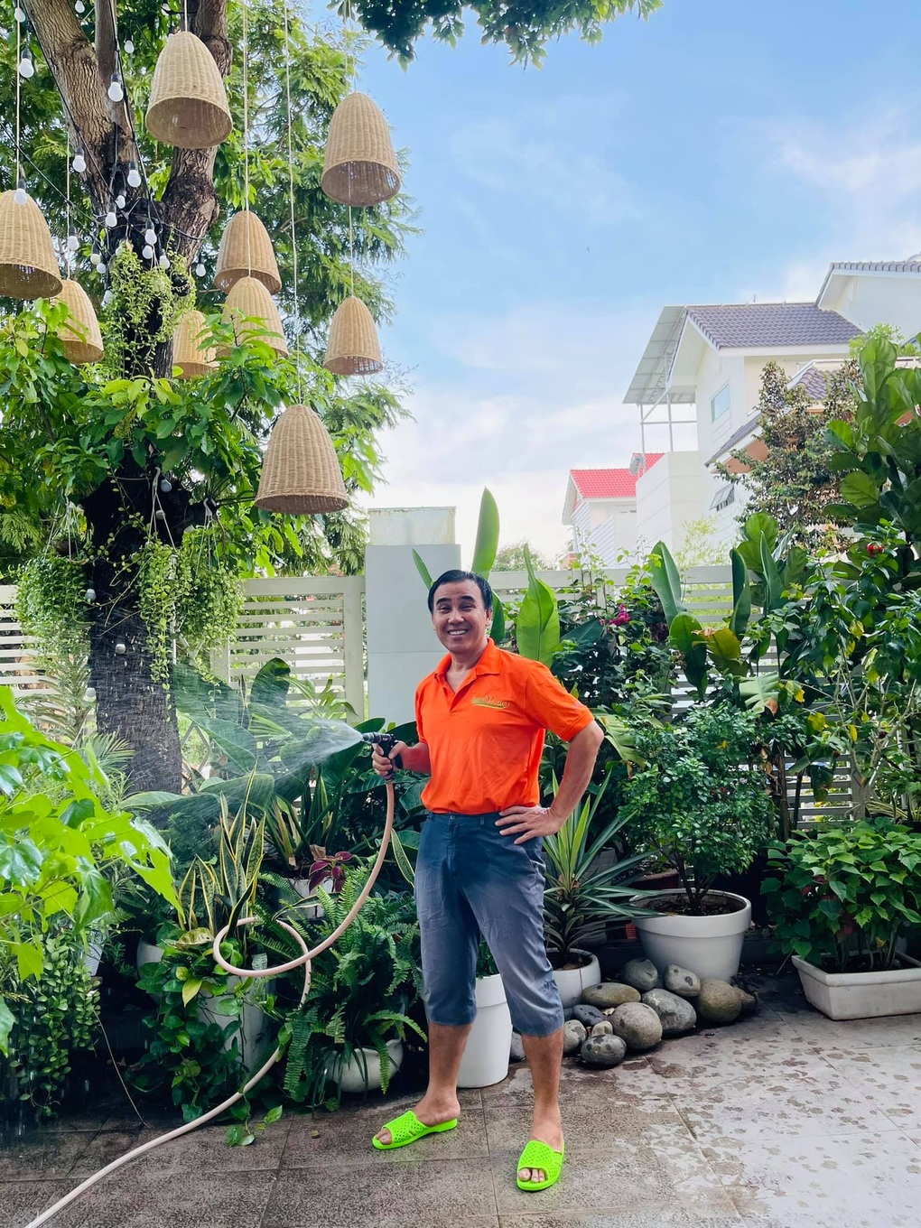 Quyền Linh sống mộc mạc, chăm cây, trồng hoa trong biệt thự 21 tỷ đồng - 4 Quyền Linh sống mộc mạc, chăm cây, trồng hoa trong biệt thự 21 tỷ đồng - 4