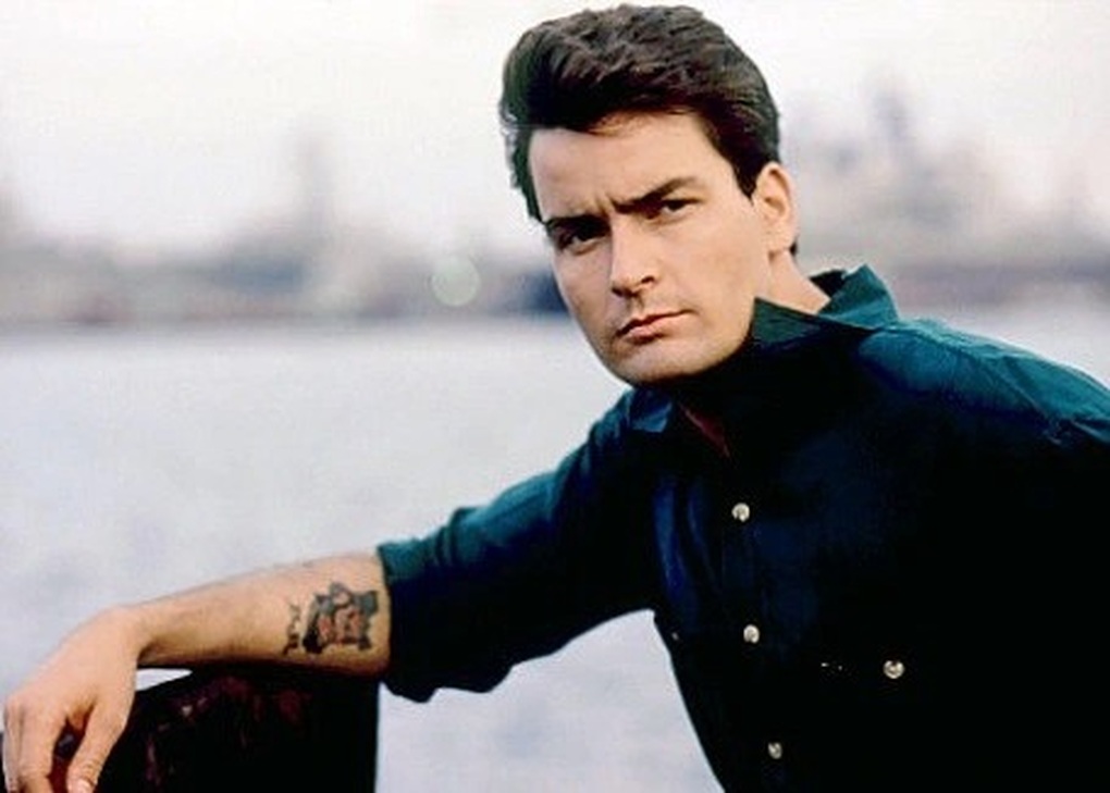 Tài tử Charlie Sheen phải bồi thường vì khiến bạn gái cũ phơi nhiễm HIV - 2 Tài tử Charlie Sheen phải bồi thường vì khiến bạn gái cũ phơi nhiễm HIV - 2