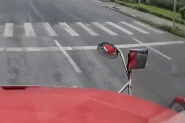 Bủn rủn chân tay trước tình huống “Ninja" vượt cắt mặt xe công-ten-nơ