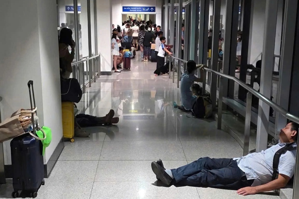 Đoàn khách mắc kẹt ở hành lang sân bay Tân Sơn Nhất sau chuyến bay đêm - 1 Đoàn khách mắc kẹt ở hành lang sân bay Tân Sơn Nhất sau chuyến bay đêm - 1