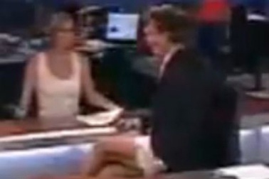 MC truyền hình mặc quần đùi đọc bản tin