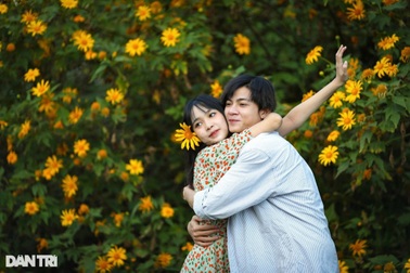 Hoa dã quỳ nở rộ cả sườn đồi, bạn trẻ đổ xô về ngoại ô Đà Lạt check-in