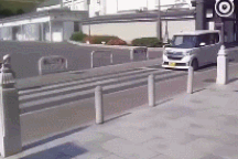 Học sinh Nhật Bản cúi đầu cám ơn khi được ô tô nhường đường