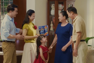 Trao yêu thương, chăm sóc sức khỏe cha mẹ mùa Vu Lan