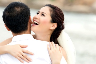 Người đẹp Thân Thuý Hà “lộ” ảnh cưới