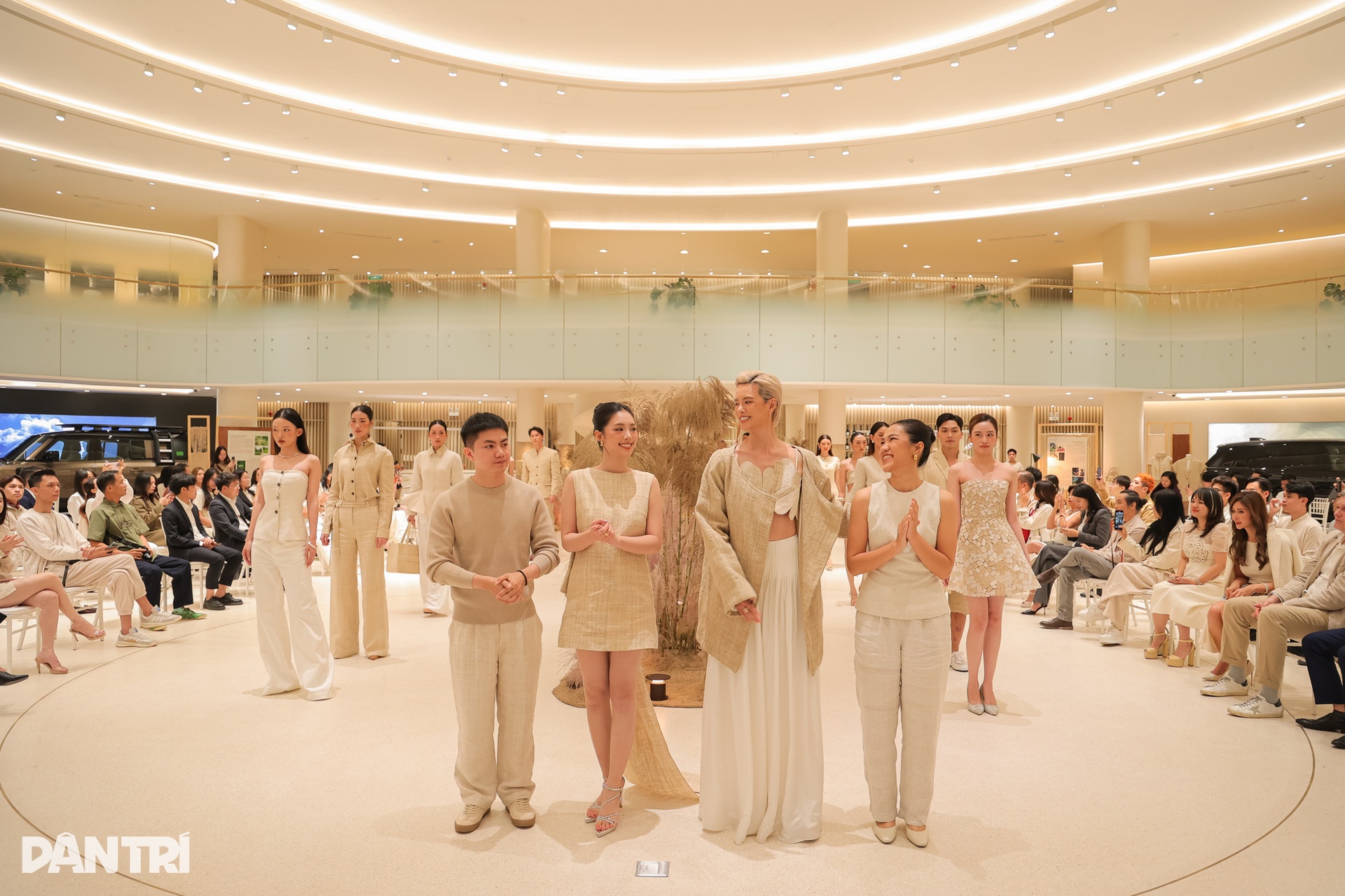 Á hậu Châu Anh, Hà Kino tôn vinh vẻ đẹp người H’Mông qua thời trang gai dầu - 13 Á hậu Châu Anh, Hà Kino tôn vinh vẻ đẹp người H’Mông qua thời trang gai dầu - 13