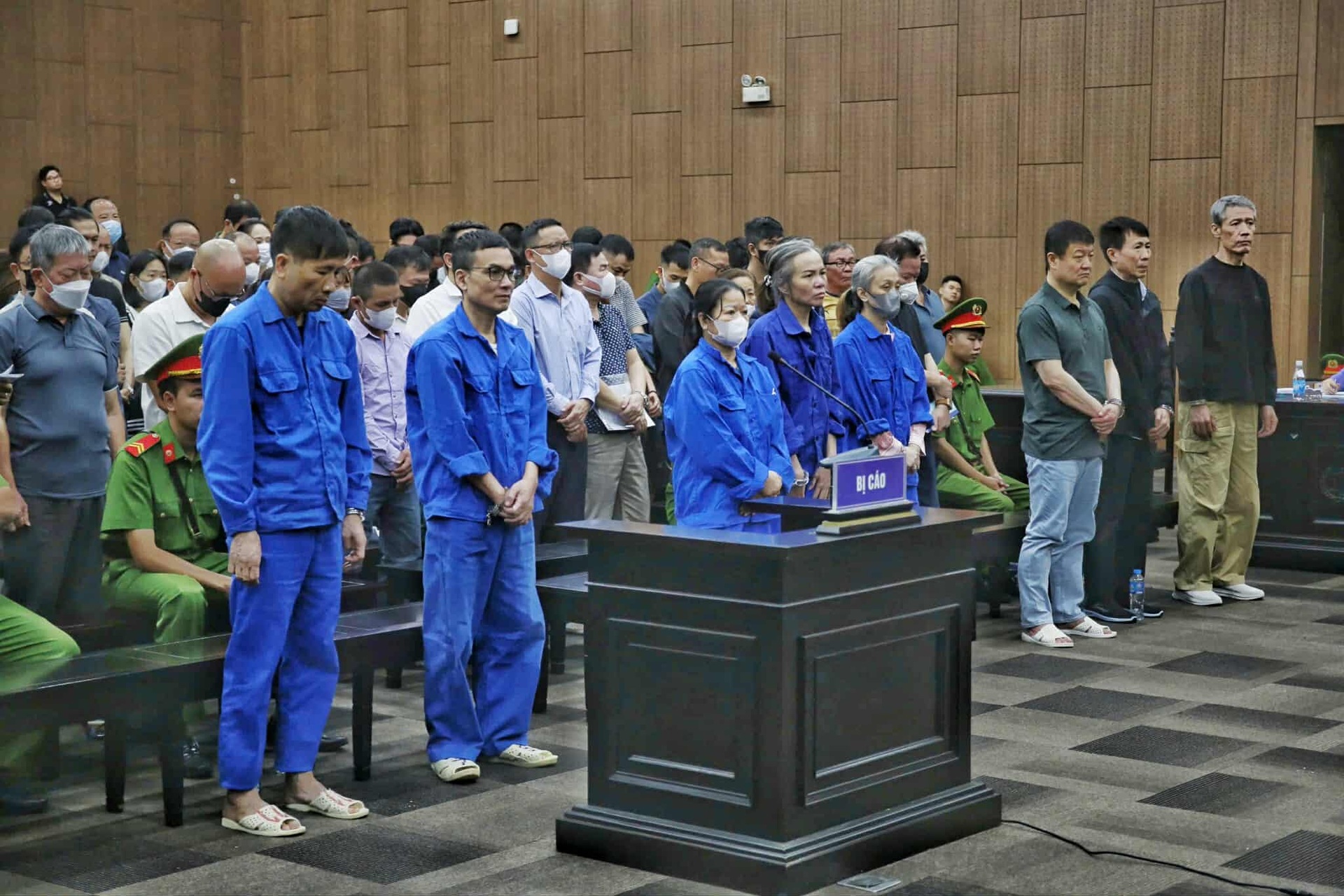 Dẫn giải các bị cáo trong vụ đánh bạc 106 triệu USD tại khách sạn Pullman - 10 Dẫn giải các bị cáo trong vụ đánh bạc 106 triệu USD tại khách sạn Pullman - 10