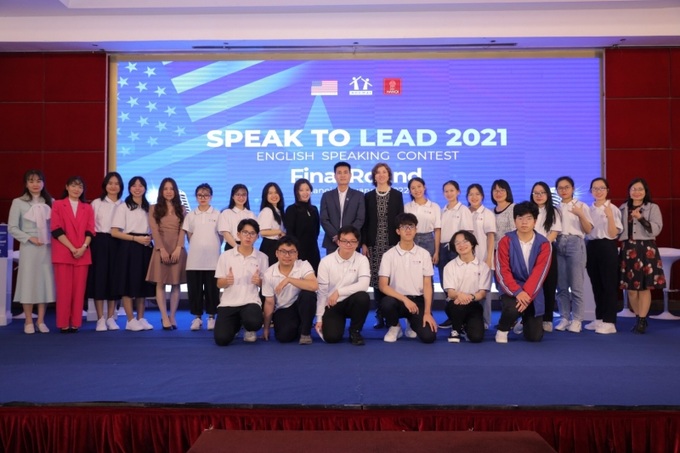 Các thành viên tham gia cuộc thi hùng biện Tiếng Anh Speak to Lead.