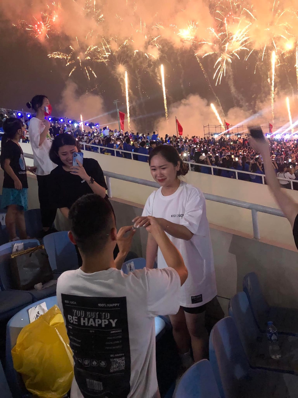 Bất ngờ đêm khai mạc SEA Games: Cặp đôi cầu hôn ngay khi bắn pháo hoa - 1 Bất ngờ đêm khai mạc SEA Games: Cặp đôi cầu hôn ngay khi bắn pháo hoa - 1