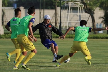 U22 Việt Nam "luyện công" dưới cái nắng 40 độ chờ đấu Kitchee