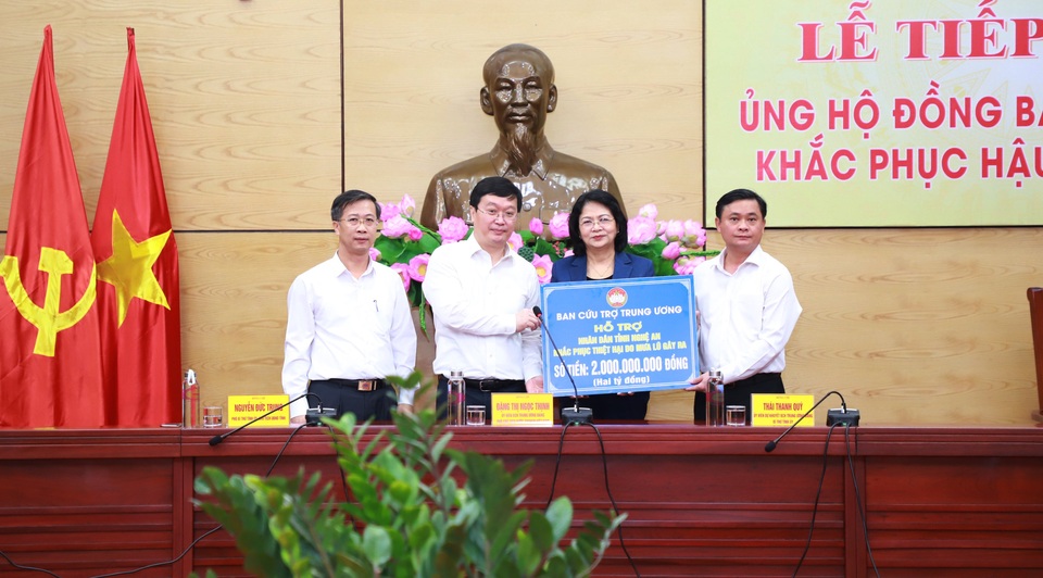 Phó Chủ tịch nước trao 2,4 tỉ đồng khắc phục hậu quả lũ lụt - 1 Phó Chủ tịch nước trao 2,4 tỉ đồng khắc phục hậu quả lũ lụt - 1
