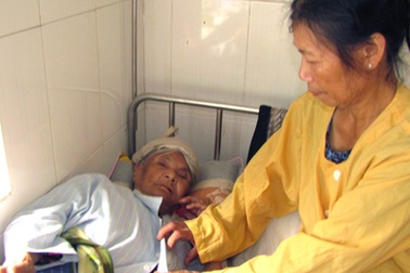 Cắt bỏ khối u ác tính cho mẹ Việt Nam anh hùng 99 tuổi