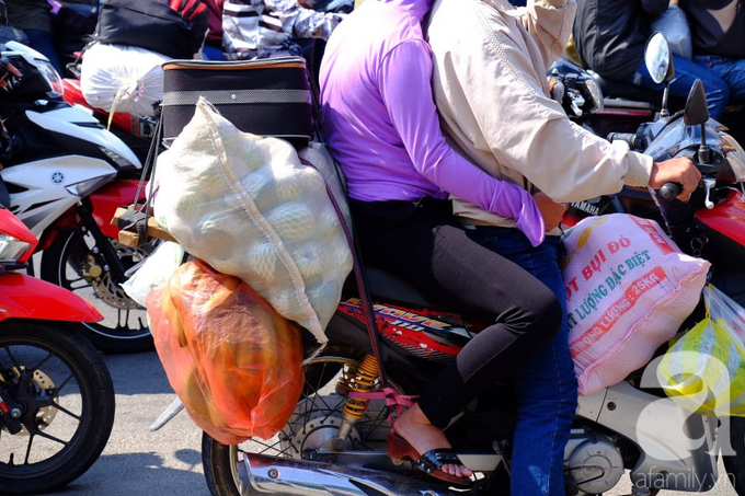 Bình Dương: Bố mẹ ẵm con, tay xách nách mang trở lại thành phố làm việc giữa trời nắng gắt, trẻ con ngủ gục trên xe - Ảnh 4. Bình Dương: Bố mẹ ẵm con, tay xách nách mang trở lại thành phố làm việc giữa trời nắng gắt, trẻ con ngủ gục trên xe - Ảnh 4.