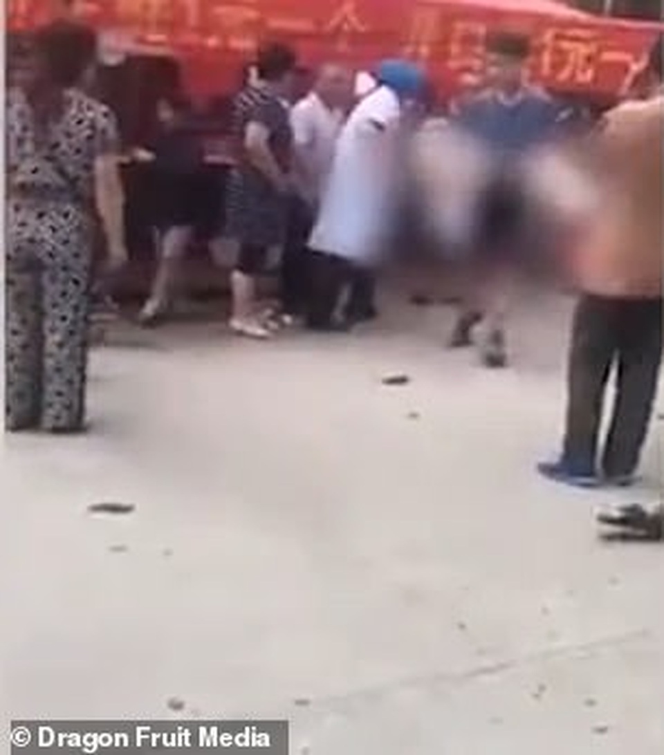 Sốc: Nhà hàng nổ bình ga, thực khách và bàn ghế bị thổi bay ra ngoài - 3