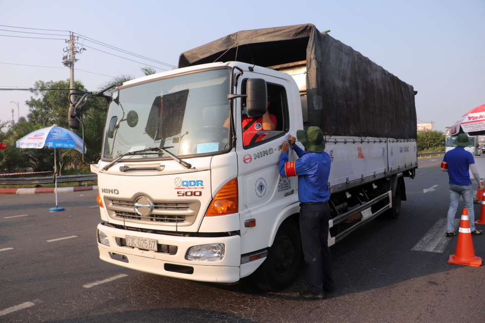 Cán bộ, công nhân viên ở nhà làm việc qua mạng để phòng chống Covid-19 - 3 Cán bộ, công nhân viên ở nhà làm việc qua mạng để phòng chống Covid-19 - 3