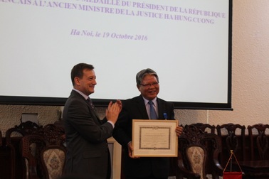 Nguyên Bộ trưởng Hà Hùng Cường được Pháp trao tặng Huân chương Quốc công