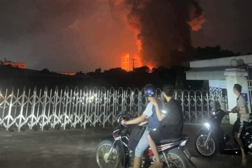 Nhà xưởng rộng cả nghìn m2 bốc cháy ngùn ngụt - 1 Nhà xưởng rộng cả nghìn m2 bốc cháy ngùn ngụt - 1
