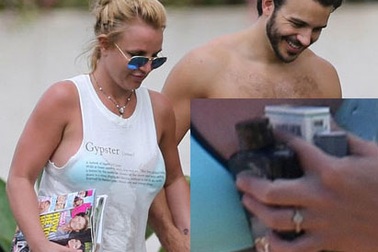 Britney Spears lộ nhẫn đính hôn kim cương