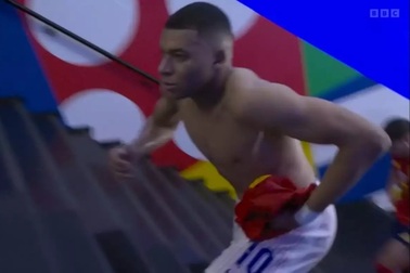 Kylian Mbappe khiến nhiều người phẫn nộ vì hành động gây tranh cãi