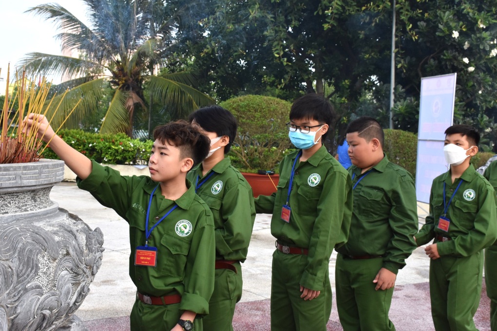 Mẹ hôn chiến sĩ nhí thắm thiết, tiễn vào học kỳ trong quân đội - 1 Mẹ hôn chiến sĩ nhí thắm thiết, tiễn vào học kỳ trong quân đội - 1