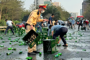 CSGT Hà Nội giúp tài xế container dọn hàng trăm chai bia bị rơi xuống đường
