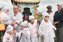 Mẹ nhảy cầu để 5 con nhỏ bơ vơ, cộng đồng mạng chung tay hỗ trợ